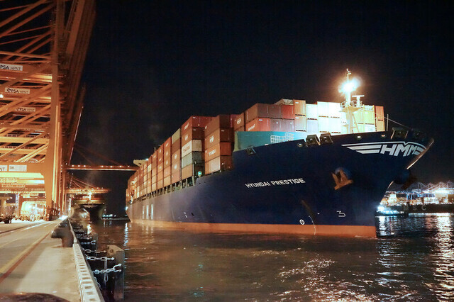 Containers are loaded on HMM Prestige (provided by Hyundai Merchant Marine)