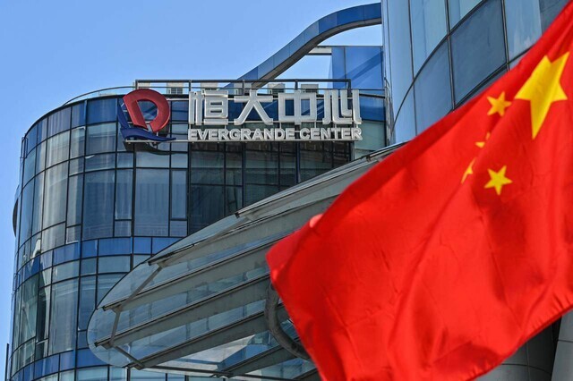 The Chinese national flag flutters in the wind in front of the Evergrande Center building in Shanghai on Sept. 22. (Yonhap News)