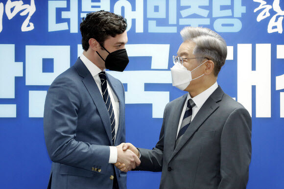 이재명 더불어민주당 대선 후보(오른쪽)가 12일 서울 여의도 민주당사에서 존 오소프 미 상원의원을 접견, 악수하고 있다. 국회사진기자단