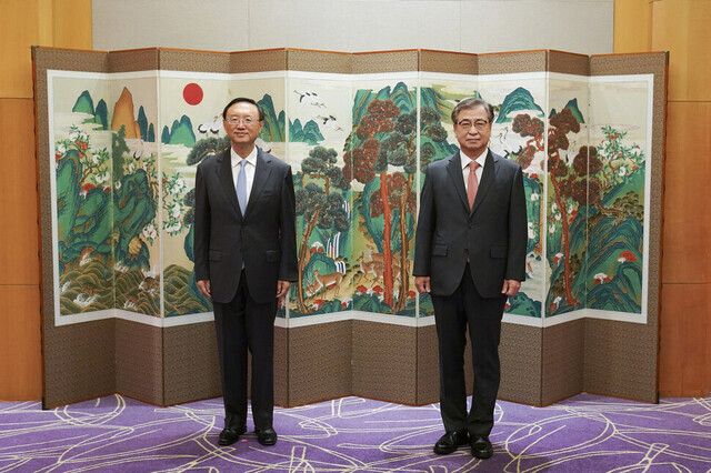 Blue House National Security Office Director Suh Hoon and Chinese Communist Party Politburo member Yang Jiechi pose for a photo at the Westin Chosun Busan Hotel on Aug. 22, 2020. (Yonhap News)
