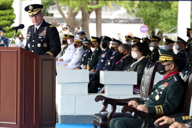 Gen. Robert Abrams (left), the commander of USFK at the time, speaks at the farewell ceremony for then-Chairman of the Joint Chiefs of Staff Park Han-ki on Sept. 17, 2020. (pool photo)