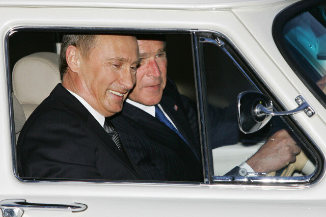 블라디미르 푸틴 대통령은 최근 소련 해체 뒤 경제난 때문에 택시 운전을 한 적도 있다고 말했다. 사진은 지난 2005년 모스크바 대통령 별장에서 조지 부시 미국 대통령을 태우고 1956년형 볼가를 운전해 보이던 때의 모습. AFP 연합뉴스