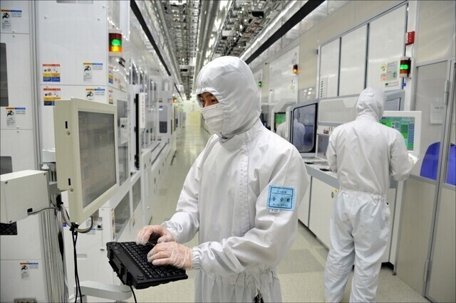 A semiconductor production facility in Korea (Hankyoreh file photo)