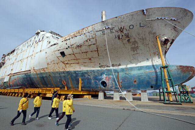 Families bereaved by the Sewol ferry disaster walk around the Sewol ferry on April 10, following a memorial ceremony for the eighth anniversary of the disaster. (Lee Jeong-yong/The Hankyoreh)