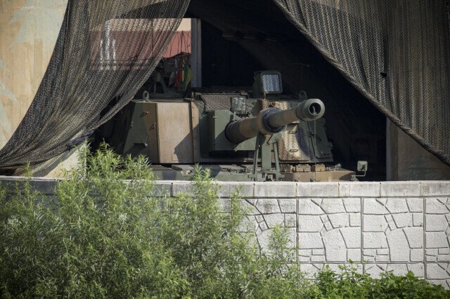 A gun at one military bunker in South Korea points toward North Korea on Aug. 21, 2015, when tensions were high between Korea over the north’s shelling. (Hankyoreh file photo)