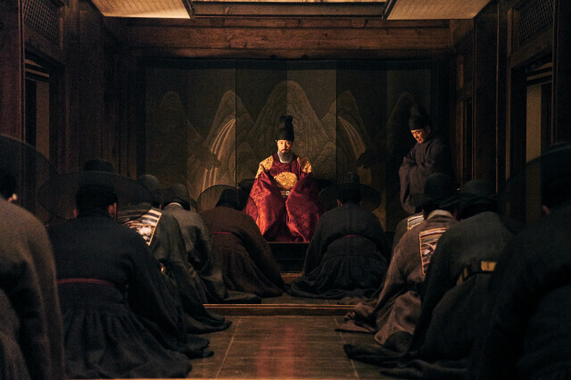 Scene from the film “The Fortress” (2017) in which the king of Joseon and his retainers, having taken refuge from the Qing invasion in the Namhansan Fortress, debate whether to surrender or fight. (courtesy CJ ENM)