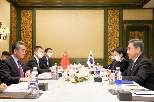 South Korean Foreign Minister Park Jin (right) speaks with his Chinese counterpart, Foreign Minister Wang Yi (left), during a gathering of top diplomats from G20 nations held in Bali, Indonesia, on July 7. (courtesy MOFA)