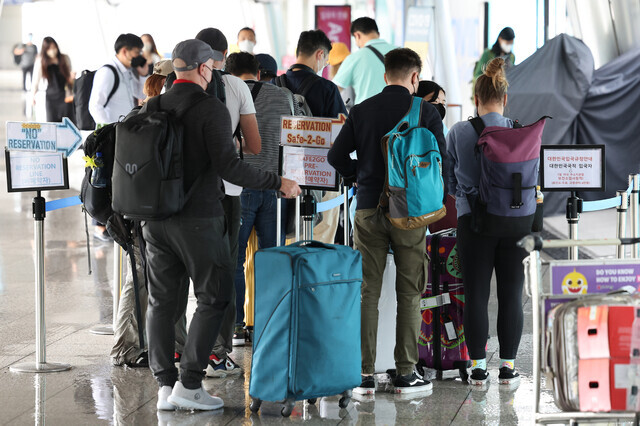 Travelers wait in line for post-arrival COVID-19 screening at Incheon International Airport on Aug. 30. (Yonhap)