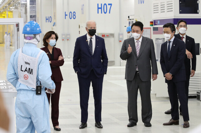 US President Joe Biden (third from left) and South Korean President Yoon Suk-yeol (fourth from left) tour Samsung’s semiconductor factory in Pyeongtaek on May 20. (presidential office pool photo)
