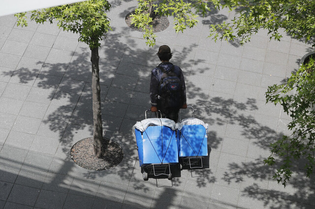 서울 중구 만리동1가 만리동공원에서 한 노숙인이 그늘을 찾아 짐수레를 끌며 이동하고 있다. 사회 안전망 밖 ‘빈곤한 비수급자’들은 스스로 고립을 택하기도 한다. 이정아 기자 leej@hani.co.kr