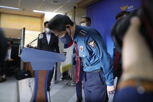 Yoon Hee-keun, commissioner general of the National Police Agency, bows after delivering a statement and announcing plans regarding the deadly crowd crush in Itaewon from the agency’s headquarters in Seodaemun District, Seoul, on Nov. 1. (Kim Hye-yun/The Hankyoreh)