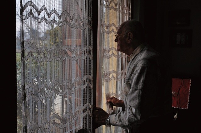 코로나19에 걸린 뒤 치매 위험이 33% 높아진다는 연구 결과가 나왔다. 2020년 2월 이탈리아 산피오라노에 사는 노인이 창밖을 내다보고 있다. 로이터