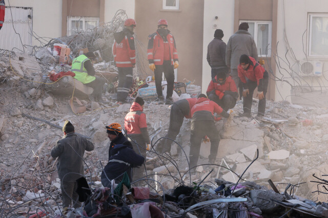 지난 9일 오전(현지시각) 튀르키예 아다나 지역 한 아파트 붕괴 현장에서 관계자들이 수색 작업을 벌이고 있다. 사진 아다나/백소아 기자 thanks@hani.co.kr