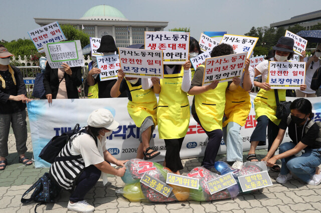 To mark International Domestic Workers’ Day on June 16, 2020, domestic workers in South Korea hold a press conference outside the National Assembly in Seoul where they demand the guarantee of their legal rights amid the COVID-19 pandemic. (Baek So-ah/The Hankyoreh)