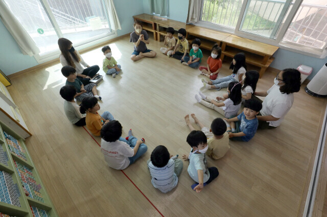 Children at a daycare facility in Goyang, Gyeonggi Province, take part in playtime. (Jung Yong-il/The Hankyoreh)