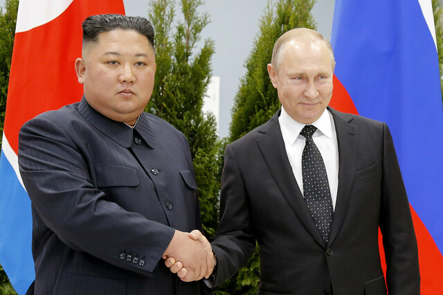 김정은 북한 국무위원장(왼쪽)이 2019년 4월25일 블라디미르 푸틴 대통령과 블라디보스토크에서 만나 악수를 하고 있다. AP 연합뉴스