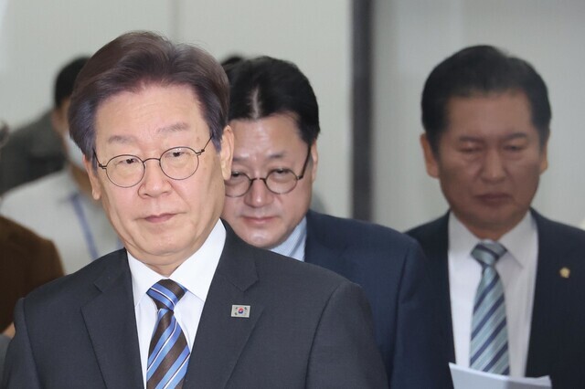 Lee Jae-myung, the leader of the top opposition Democratic Party, heads into a meeting of his party’s Supreme Council on Nov. 13 at the National Assembly. (Kim Bong-kyu/The Hankyoreh)