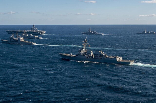 The navies of South Korea and the US carried out maritime drills with the Japan Maritime Self-Defense Forces in waters south of Jeju Island between Jan. 15 and Jan. 17. Counterclockwise from the upper right are the ROKS Wang Geon, JS Kongo, USS Carl Vinson, ROKS Sejong the Great, USS Princeton and USS Kidd. (courtesy of the US Navy)