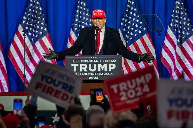 도널드 트럼프 전 미국 대통령이 2024년 2월17일 미시간주 워터퍼드에서 열린 선거유세에서 ‘미국을 다시 위대하게’란 문구가 새겨진 특유의 모자를 쓴 채 연설하고 있다. EPA 연합뉴스
