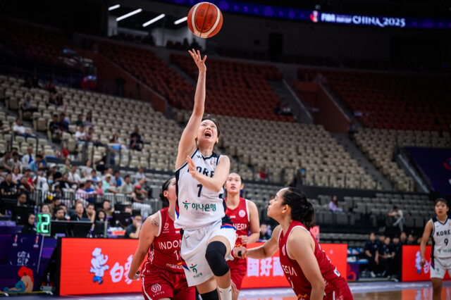 Shin Ji -hyun, the Korean women's basketball team, is scoring Indonesia at the 2025 FIBA Asia Cup on the 16th. International Basketball Federation Nuri House