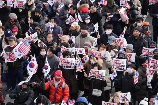 On Jan 12, 2025, supporters of President Yoon Suk-yeol hold a rally near the presidential residence in Seoul’s Hannam neighborhood to oppose his impeachment. (Jung Yong-il/Hankyoreh)