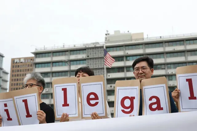 Outside the US Embassy in Seoul on Sept. 9, 2025, migrant rights groups in Korea protest the ICE raid that resulted in hundreds of Koreans being arrested in the US. (Yonhap)
