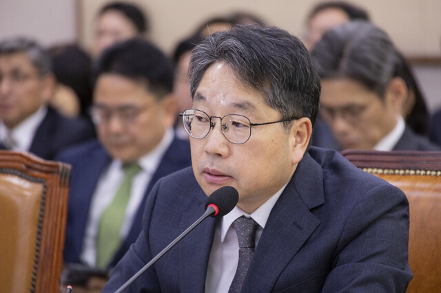 노만석 검찰총장 직무대행이 지난달 27일 서울 여의도 국회 법제사법위원회에서 열린 2025년 국정감사에서 의원 질의에 답하고 있다. 연합뉴스