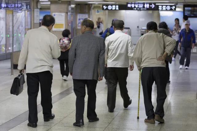 Seoul subway free ride age raised to 70