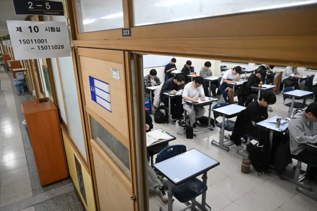 Güney Kore: 교육부는 오는 24일부터 다음달 4일까지 전국 85개 시험지구 교육지원청과 일선 고등학교에서 수능 응시원서를 현장 접수한다고 11일 밝혔다