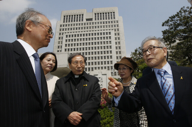  Father Ham Sae-woong (center) and New Politics Alliance for Democracy senior advisor Lee Boo-young (left) talk in front of the Supreme Court in Seoul’s Seocho district after Kang Ki-hoon was exonerated in the suicide note ghostwriting case