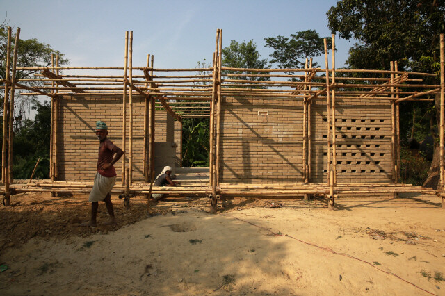 인도 북동부 비하르주의 농촌 마을 사우라스에서 사회적 기업 드리슈티가 저소득층 주민들을 위해 개발하고 있는 대안 주택 ‘가라운다’.