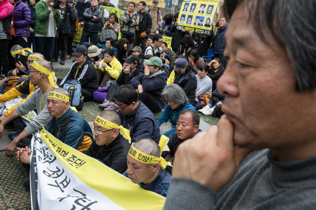 지난 4월2일 세월호 참사 1주기를 앞두고 박근혜 정부가 배·보상 기준과 금액을 발표하자 세월호 유가족들은 “돈으로 능욕당했다”며 정부를 규탄하고 삭발을 감행했다. 박래군은 ‘세월호참사 국민대책회의’ 공동운영위원장을 맡아 유가족들의 시위 현장에 늘 함께했다. 박승화 기자