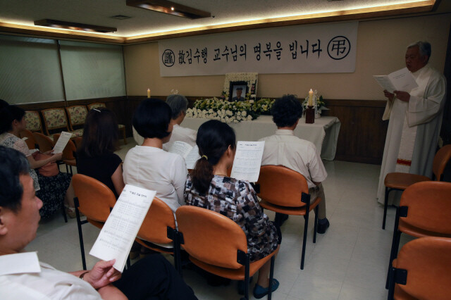 고 김수행 석좌교수가 마지막으로 몸담았던 성공회대에 차려진 분향소에서 지난 8월5일 추모 미사가 진행되고 있다. 류우종 기자