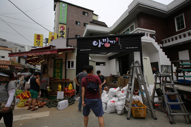 8월11일 서울 마포구 망원동, 곱창 가게가 빠진 자리를 돈가스 가게로 꾸미는 공사가 한창 진행 중이다. 류우종 기자