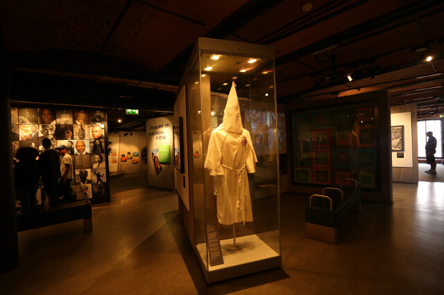 영국 리버풀에 위치한 ‘국제노예박물관’에 전시돼 있는 백인우월주의단체 KKK단의 복장. 홍성수