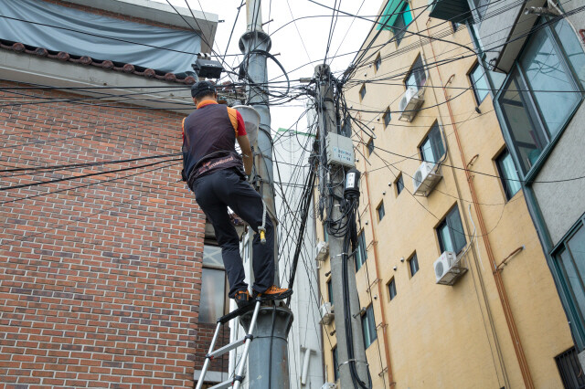 명예퇴직, 구조조정 등으로 중간계급에서 밀려난 이들은 자영업자로 뛰어들거나 케이블TV AS 기사 같은 노동계급으로 옮겨가 살길을 찾는다. 박승화 기자