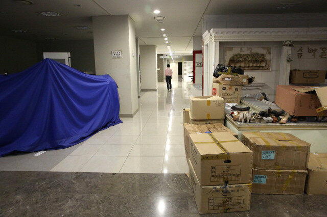 청계천 이주 상인들이 입점한 가든파이브 점포는 기괴할 정도로 적막하다. 명도소송으로 철거된 매장, 손님이 없어 영업하지 않는 가게에 철 지난 물건들이 쌓여 있다. 류우종 기자