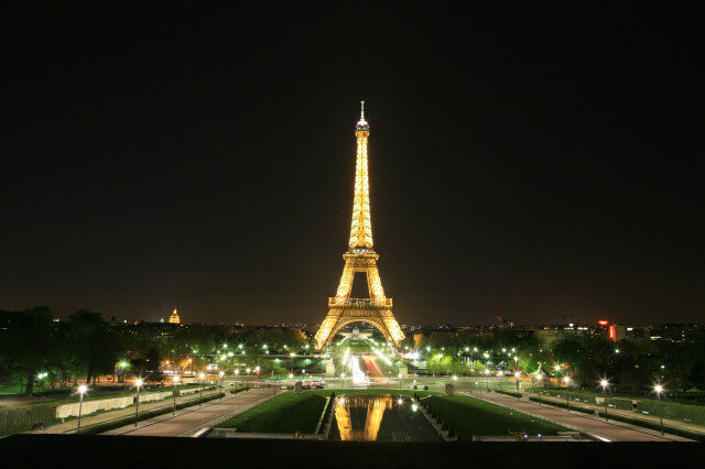 프랑스 파리의 상징 에펠탑은 최적화된 조명 아래 찍힌 사진이 무수히 돌아다닌다. 실제 보는 것은 사진과 비슷한 것을 ‘확인’하는 일일지도 모른다. 한겨레 남종영 기자