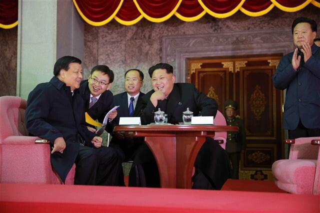  far right) talks with Liu Yunshan