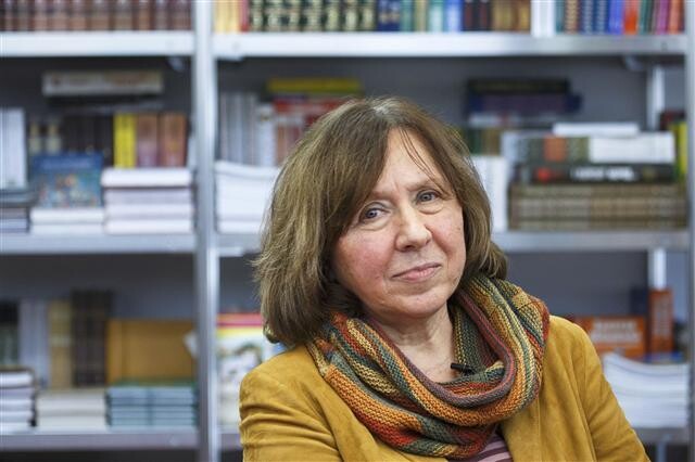 사람들의 인터뷰를 통해 현대사의 주요 사건을 재구성하는 ‘목소리 소설’이라는 새로운 장르를 개척한 벨라루스의 저널리스트 스베틀라나 알렉시예비치가 2015년 노벨문학상을 받았다. REUTERS