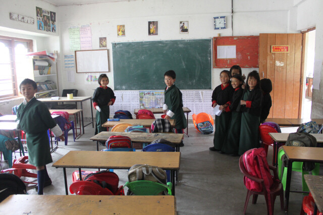 부탄의 한 학교 교실에서 만난 학생들. 의무교육이 이뤄지면서 초등학교 입학률이 26년 사이 25%에서 98.7%로 늘었다. 박진도