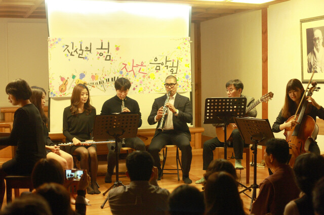 11월6일 서울 창덕궁 인근 은덕문화원에서 열린 ‘조그만 음악회’에서 강기훈(오른쪽 두 번째)씨가 클래식 기타 연주를 하고 있다. 연주자들은 영화 배경음악과 클래식을 넘나들며 여러 곡을 연주했다. 이채훈