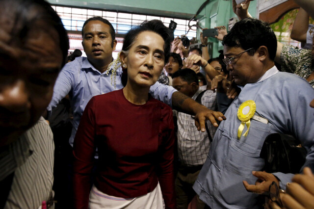 민족민주동맹 당대표 아웅산 수치 여사가 11월8일 랑군에서 투표하기 위해 투표소로 들어서고 있다. REUTERS