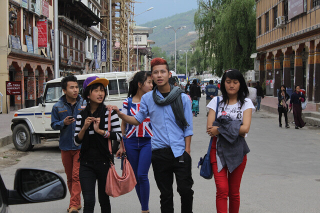 부탄의 청년실업률은 전체 평균의 3배를 넘을 만큼 심각해 세대 간 논쟁까지 벌어지고 있다.