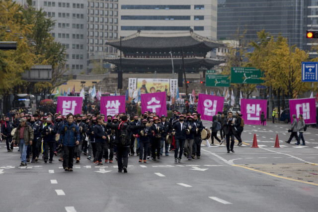 지난 11월14일 오후 4 시께 서울 태평로에서 ‘쌀 수입 반대’ 팻말을 들고 집회를 하고 있는 농민들. 풍물패가 앞장서고 있다. 박승화 기자