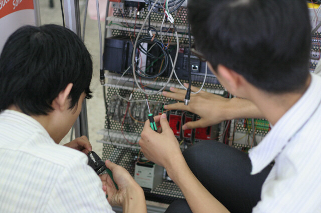 마이스터고등학교인 서울로봇고 학생들이 학교 시스템통합실에서 안전 시스템 실습 수업을 받고 있다. 단비뉴스 제공