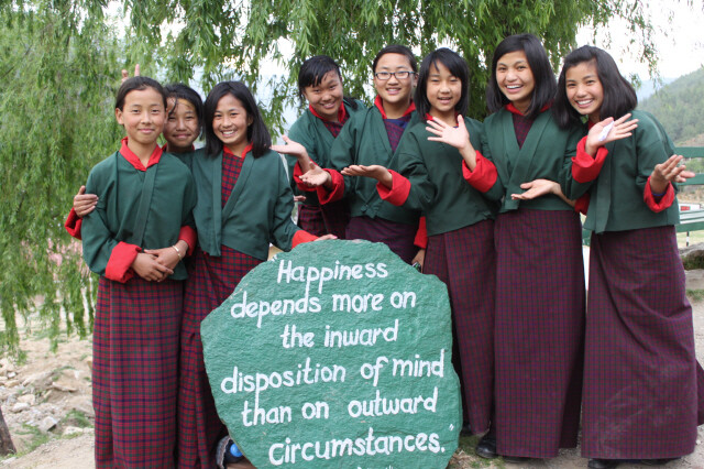 일찍이 “국내총생산(GDP)보다 국민총행복(GNH)이 더 중요하다”고 선언한 부탄은 2015년 현재 개방과 성장을 함께 도모하고 있다. 물질은 행복을 위한 수단이지 목표가 아니라는 기조를 지키고 있다.