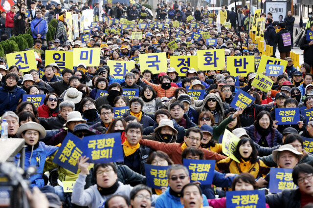 ‘교육 3주체’인 학생, 학부모, 교사는 국정 역사 교과서로 인해 헌법적 기본권에 직접 피해를 보는 이들이다. 지난 11월20일 전국교직원노동조합 조합원들이 서울 중구 태평로에서 열린 한 집회에서 정부에 ‘국정교과서 철회’를 요구하고 있다. 연합뉴스