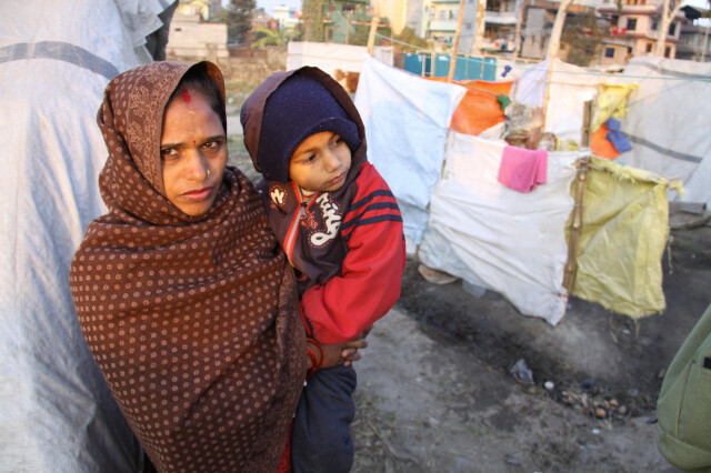 네팔 추체파티 지역에 있는 지진 이재민 임시거주지에서 만난 한 여인과 아이가 천으로 몸을 두른 채 얼굴만 내놓고 있다. 지진과 국경 봉쇄로 인한 경제 대란의 이중고를 겪고 있는 이들에게 겨울은 더 혹독하기만 하다.