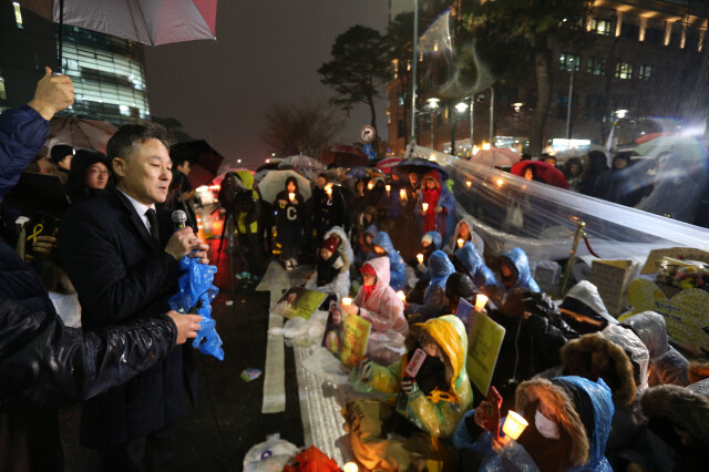 표창원 소장이 2015년 12월30일 주한 일본대사관 앞에서 열린 위안부 문제 합의 반대 집회에서 발언하고 있다. 한겨레 김태형 기자
